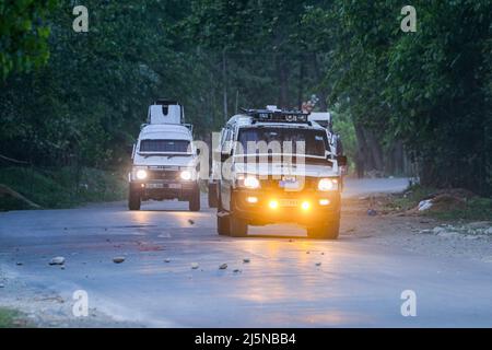 Srinagar, India. 24th Apr 2022. I veicoli corazzati visti come forze indiane lasciano il luogo della battaglia delle armi a Pahoo Pulwama. Il vice del comandante massimo di Lashkar e Toiba, tra i tre militanti, è stato ucciso in una lotta contro le armi nel distretto di Pulwama e uno di essi comprende giovani di 17 anni di Srinagar, scomparsi il 16 aprile, i funzionari della polizia hanno detto all'agenzia di stampa locale. Credit: SOPA Images Limited/Alamy Live News Foto Stock