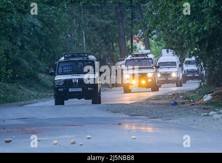 Srinagar, India. 24th Apr 2022. I veicoli corazzati visti come forze indiane lasciano il luogo della battaglia delle armi a Pahoo Pulwama. Il vice del comandante massimo di Lashkar e Toiba, tra i tre militanti, è stato ucciso in una lotta contro le armi nel distretto di Pulwama e uno di essi comprende giovani di 17 anni di Srinagar, scomparsi il 16 aprile, i funzionari della polizia hanno detto all'agenzia di stampa locale. Credit: SOPA Images Limited/Alamy Live News Foto Stock