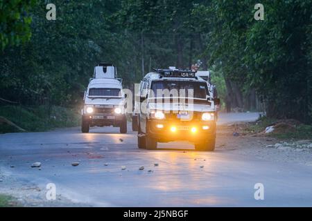 Srinagar, India. 24th Apr 2022. I veicoli corazzati visti come forze indiane lasciano il luogo della battaglia delle armi a Pahoo Pulwama. Il vice del comandante massimo di Lashkar e Toiba, tra i tre militanti, è stato ucciso in una lotta contro le armi nel distretto di Pulwama e uno di essi comprende giovani di 17 anni di Srinagar, scomparsi il 16 aprile, i funzionari della polizia hanno detto all'agenzia di stampa locale. (Foto di Faisal Bashir/SOPA Images/Sipa USA) Credit: Sipa USA/Alamy Live News Foto Stock