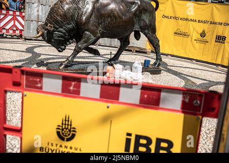 Istanbul, Turchia. 24th Apr 2022. Per lavori di manutenzione e riparazione, l'area intorno alla statua del toro è stata chiusa per protezione. I lavori di manutenzione e riparazione della statua del toro, uno dei simboli del distretto Kadikoy di Istanbul, sono iniziati dal comune metropolitano di Istanbul ( IBB ). Si dice che ci vorrà 15 giorni. Fu creato nel 1864 dallo scultore francese Isidore Jules Bonheur. Credit: SOPA Images Limited/Alamy Live News Foto Stock