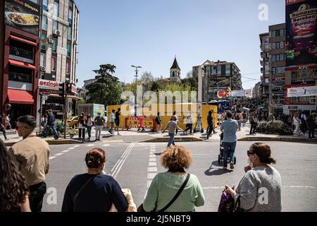 Istanbul, Turchia. 24th Apr 2022. Le persone in attesa di attraversare le luci di Kadikoy Altiyol visto guardando la statua del toro, che è stato chiuso per manutenzione e riparazione. I lavori di manutenzione e riparazione della statua del toro, uno dei simboli del distretto Kadikoy di Istanbul, sono iniziati dal comune metropolitano di Istanbul ( IBB ). Si dice che ci vorrà 15 giorni. Fu creato nel 1864 dallo scultore francese Isidore Jules Bonheur. (Foto di Onur Dogman/SOPA Images/Sipa USA) Credit: Sipa USA/Alamy Live News Foto Stock