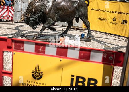 Istanbul, Turchia. 24th Apr 2022. Per lavori di manutenzione e riparazione, l'area intorno alla statua del toro è stata chiusa per protezione. I lavori di manutenzione e riparazione della statua del toro, uno dei simboli del distretto Kadikoy di Istanbul, sono iniziati dal comune metropolitano di Istanbul ( IBB ). Si dice che ci vorrà 15 giorni. Fu creato nel 1864 dallo scultore francese Isidore Jules Bonheur. (Foto di Onur Dogman/SOPA Images/Sipa USA) Credit: Sipa USA/Alamy Live News Foto Stock