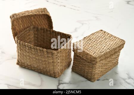 Due cassoni artigianali chiusi e aperti, realizzati in giacinto d'acqua Foto Stock