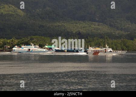 Traghetti nel porto di Ambon, Maluku Centrale, Maluku, Indonesia. Il trasporto tra piccole isole remote in molte parti della vasta Indonesia arcipelagica si basa principalmente su imbarcazioni, di cui la disponibilità e il prezzo dipende dal tempo e dal prezzo del carburante. Foto Stock