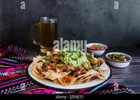 Patatine di nachos messicane con formaggio americano e avocado, cibo tradizionale in America Latina del Messico Foto Stock