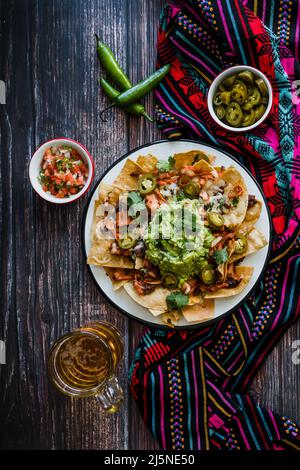 Patatine di nachos messicane con formaggio americano e avocado, cibo tradizionale in America Latina del Messico Foto Stock