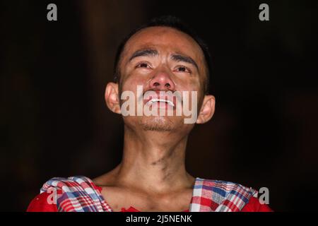 Bangkok, Tailandia. 24th Apr 2022. 24 giugno il gruppo democrazia svolge una rappresentazione teatrale, con l'amore degli ideali, con gli ex prigionieri di reato 112 e i prigionieri politici che partecipano alla rappresentazione; Con le canzoni scritte da Wat Wanlayangkoon durante le attività il contenuto discute la costruzione di città da parte dei lavoratori della classe bassa per la monarchia. Dopo lo spettacolo l'attore principale ha detto che lo spettacolo era mancante di un attore come la cauzione è stato annullato su lese majeste accuse. (Penale articolo 112) (Credit Image: © Adirach Toumlamoon/Pacific Press via ZUMA Press Wire) Foto Stock