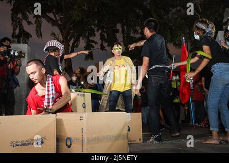 Bangkok, Tailandia. 24th Apr 2022. 24 giugno il gruppo democrazia svolge una rappresentazione teatrale, con l'amore degli ideali, con gli ex prigionieri di reato 112 e i prigionieri politici che partecipano alla rappresentazione; Con le canzoni scritte da Wat Wanlayangkoon durante le attività il contenuto discute la costruzione di città da parte dei lavoratori della classe bassa per la monarchia. Dopo lo spettacolo l'attore principale ha detto che lo spettacolo era mancante di un attore come la cauzione è stato annullato su lese majeste accuse. (Penale articolo 112) (Credit Image: © Adirach Toumlamoon/Pacific Press via ZUMA Press Wire) Foto Stock