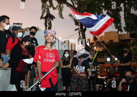 Bangkok, Tailandia. 24th Apr 2022. 24 giugno il gruppo democrazia svolge una rappresentazione teatrale, con l'amore degli ideali, con gli ex prigionieri di reato 112 e i prigionieri politici che partecipano alla rappresentazione; Con le canzoni scritte da Wat Wanlayangkoon durante le attività il contenuto discute la costruzione di città da parte dei lavoratori della classe bassa per la monarchia. Dopo lo spettacolo l'attore principale ha detto che lo spettacolo era mancante di un attore come la cauzione è stato annullato su lese majeste accuse. (Penale articolo 112) (Credit Image: © Adirach Toumlamoon/Pacific Press via ZUMA Press Wire) Foto Stock