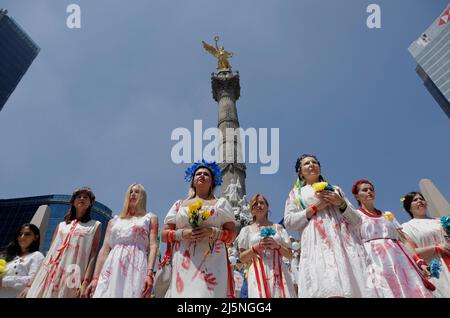 Città del Messico, Città del Messico, Messico. 24th Apr 2022. I membri della comunità Ucraina di Città del Messico, prendono parte a una performance e hanno dimostrato alla rubrica "Angelo dell'Indipendenza" contro gli attacchi al ucraino da parte del presidente russo Vladimir Putin. Finora, più di 100.000 persone sono fuggite dalle loro case e altre hanno lasciato il paese dall'inizio dell'invasione russa. Il 24 aprile 2022 a Città del Messico, Messico. (Credit Image: © Gerardo Vieyra/eyepix via ZUMA Press Wire) Credit: ZUMA Press, Inc./Alamy Live News Foto Stock