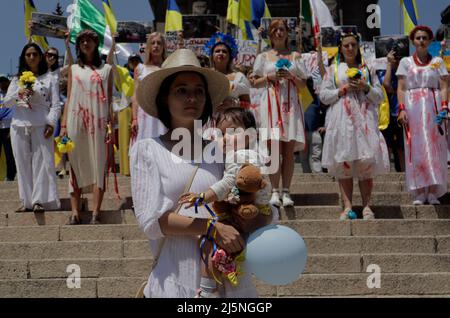 Città del Messico, Città del Messico, Messico. 24th Apr 2022. I membri della comunità Ucraina di Città del Messico, prendono parte a una performance e hanno dimostrato alla rubrica "Angelo dell'Indipendenza" contro gli attacchi al ucraino da parte del presidente russo Vladimir Putin. Finora, più di 100.000 persone sono fuggite dalle loro case e altre hanno lasciato il paese dall'inizio dell'invasione russa. Il 24 aprile 2022 a Città del Messico, Messico. (Credit Image: © Gerardo Vieyra/eyepix via ZUMA Press Wire) Credit: ZUMA Press, Inc./Alamy Live News Foto Stock