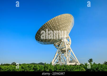 Radiotelescopio astronomico sotto il cielo blu Foto Stock