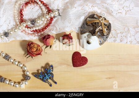 Perla con broccia di amarene, pizzo e rose secche Foto Stock