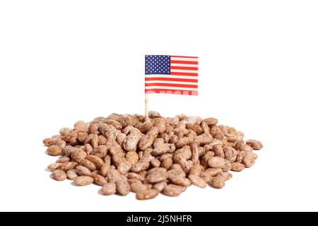 Mucchio di fagioli di Pinto con bandiera americana isolato su bianco Foto Stock