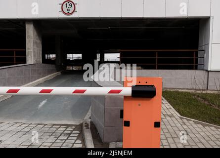 Barriera cancello sistema automatico per la sicurezza al parcheggio. Sistema di accesso automatico. Foto Stock