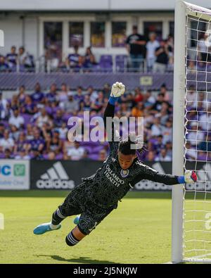 Orlando, FL: Il portiere di Orlando City Pedro Gallese (1) bussa la palla via durante una partita MLS contro i New York Red Bulls, domenica 24 aprile 2022 Foto Stock