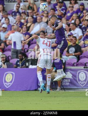 Orlando, FL: John Tolkin (47) difensore dei Red Bulls di New York e Júnior Urso (11) centrocampista di Orlando City saliscono per un titolo durante una partita MLS, domenica, Foto Stock