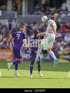 Orlando, FL: Il difensore dei Red Bulls di New York Sean Nealis (15) testa la palla durante una partita MLS contro la città di Orlando, domenica 24 aprile 2022, all'Expl Foto Stock