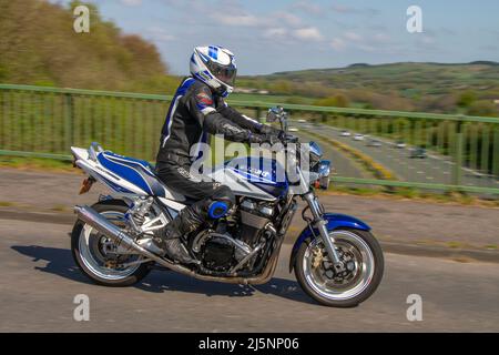 2003 blu Suzuki GSX1400 1400cc benzina motocicletta; motociclista; trasporto a due ruote, motocicli, veicolo, Strade, motociclette, motociclisti motociclisti automobilistici a Chorley, Regno Unito Foto Stock