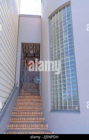 Scala con mattoni che conduce ad un cancello della porta in ferro battuto a San Francisco, California Foto Stock