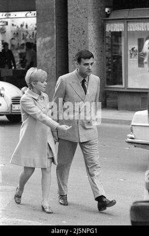 Rita Pavone con il marito Teddy Reno durante la loro luna di miele a Monaco. [traduzione automatizzata] Foto Stock