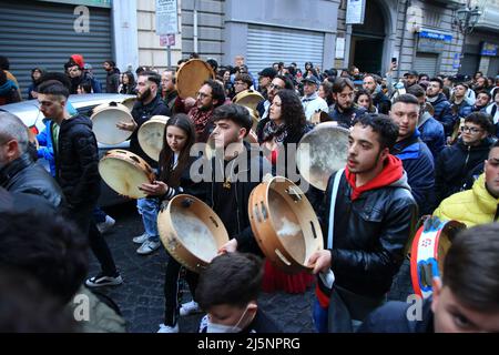 Visto ragazzi e ragazze nel centro storico, all'alba. All'alba di lunedì i tammorrari, già impegnati per tre giorni e notti a suonare e ballare nei toselli, vanno in processione al santuario, dove depositano i loro strumenti ai piedi della Vergine e, ringraziandola, fanno un atto di sottomissione, Poi, senza mai voltere le spalle sull'altare, lascia il santuario cantando l'antica canzone popolare Madonna de la Grazia. Al termine delle celebrazioni di Santa Maria incoronata del Carmine, chiamata 'Madonna delle Galline, evento religioso e civile che si svolge ann Foto Stock