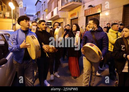 Visto ragazzi e ragazze nel centro storico, all'alba. All'alba di lunedì i tammorrari, già impegnati per tre giorni e notti a suonare e ballare nei toselli, vanno in processione al santuario, dove depositano i loro strumenti ai piedi della Vergine e, ringraziandola, fanno un atto di sottomissione, Poi, senza mai voltere le spalle sull'altare, lascia il santuario cantando l'antica canzone popolare Madonna de la Grazia. Al termine delle celebrazioni di Santa Maria incoronata del Carmine, chiamata 'Madonna delle Galline, evento religioso e civile che si svolge ann Foto Stock