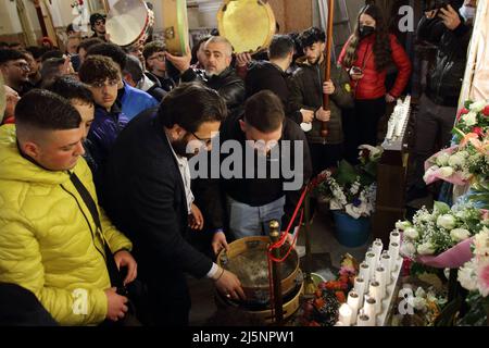 Visto ragazzi e ragazze nel centro storico, all'alba. All'alba di lunedì i tammorrari, già impegnati per tre giorni e notti a suonare e ballare nei toselli, vanno in processione al santuario, dove depositano i loro strumenti ai piedi della Vergine e, ringraziandola, fanno un atto di sottomissione, Poi, senza mai voltere le spalle sull'altare, lascia il santuario cantando l'antica canzone popolare Madonna de la Grazia. Al termine delle celebrazioni di Santa Maria incoronata del Carmine, chiamata 'Madonna delle Galline, evento religioso e civile che si svolge ann Foto Stock