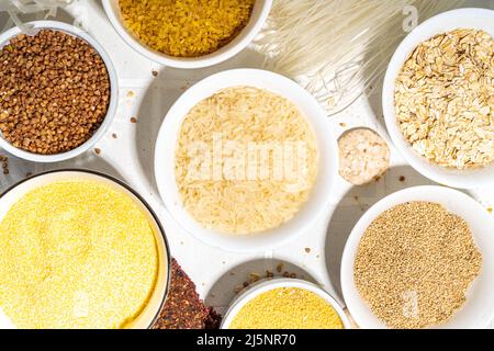 Selezione di cereali interi senza glutine. Serie di cereali diversi senza glutine: Riso, grano saraceno, semole di mais, quinoa, miglio, avena, grano saraceno, bulgu Foto Stock