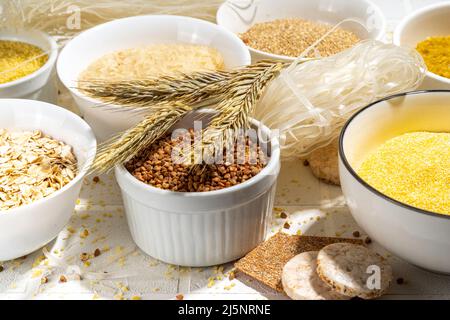 Selezione di cereali interi senza glutine. Serie di cereali diversi senza glutine: Riso, grano saraceno, semole di mais, quinoa, miglio, avena, grano saraceno, bulgu Foto Stock