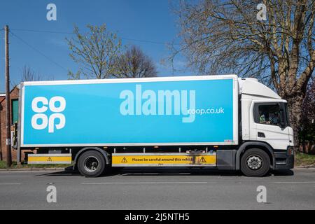 Camion co-op, camion blu e bianco con logo Co-op consegna supermercato a Surrey, Inghilterra, Regno Unito Foto Stock