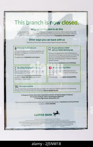 Lloyds Bank avviso, questa filiale è ora chiusa, sulla porta di una banca recentemente chiusa, Regno Unito Foto Stock