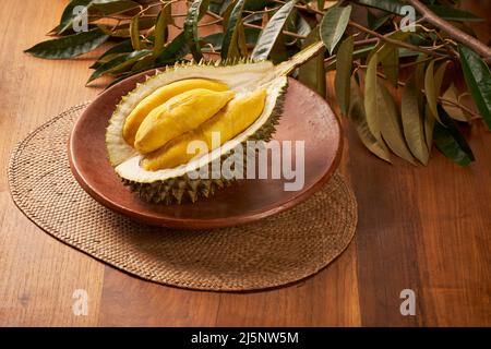 Frutta Durian che è stata divisa, con un buon e maturo ripieno Foto Stock