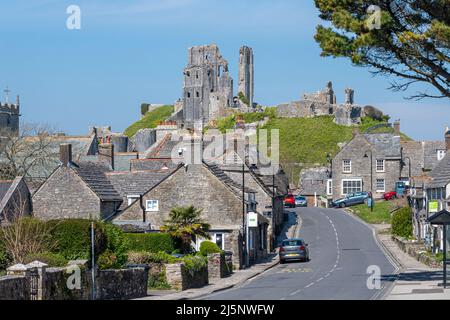 Corfe Castle Village Center, Dorset, Inghilterra, Regno Unito. Vista sulla strada del villaggio Dorset, Inghilterra, Regno Unito in una giornata di sole Foto Stock