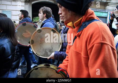 25 aprile 2022, Pagani, Campania/Salerno, Italia: Ragazzi e ragazze nel centro storico, all'alba. All'alba di lunedì i tammorrari, già impegnati per tre giorni e notti a suonare e ballare nei toselli, vanno in processione al santuario, dove depositano i loro strumenti ai piedi della Vergine e, ringraziandola, fanno un atto di sottomissione, Poi, senza mai voltere le spalle sull'altare, lascia il santuario cantando l'antica canzone popolare Madonna de la Grazia. Al termine delle celebrazioni di Santa Maria incoronata del Carmine, chiamata 'Madonna delle Galli Foto Stock