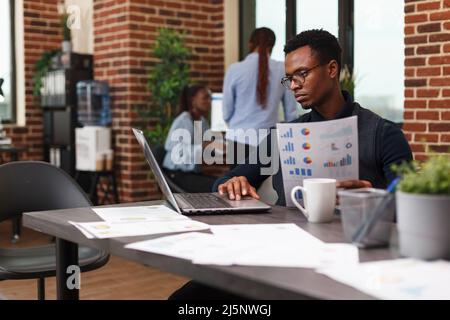 Commercialista aziendale che ha un grafico di gestione che lavora sul piano di sviluppo. Il project manager dell'agenzia di marketing analizza le statistiche di avvio durante la creazione della presentazione. Foto Stock