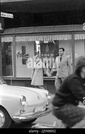 Rita Pavone con il marito Teddy Reno durante la loro luna di miele a Monaco. [traduzione automatizzata] Foto Stock