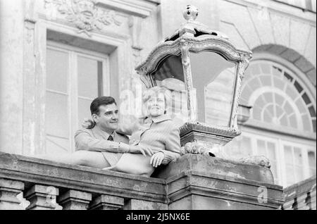 Rita Pavone con il marito Teddy Reno durante la loro luna di miele a Monaco. Al giro Nymphenburg. [traduzione automatizzata] Foto Stock