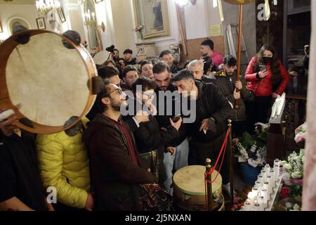 25 aprile 2022, Pagani, Campania/Salerno, Italia: Ragazzi e ragazze nel centro storico, all'alba. All'alba di lunedì i tammorrari, già impegnati per tre giorni e notti a suonare e ballare nei toselli, vanno in processione al santuario, dove depositano i loro strumenti ai piedi della Vergine e, ringraziandola, fanno un atto di sottomissione, Poi, senza mai voltere le spalle sull'altare, lascia il santuario cantando l'antica canzone popolare Madonna de la Grazia. Al termine delle celebrazioni di Santa Maria incoronata del Carmine, chiamata 'Madonna delle Galli Foto Stock