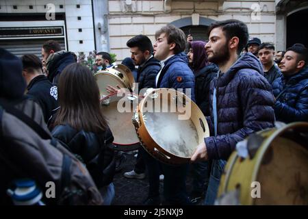 25 aprile 2022, Pagani, Campania/Salerno, Italia: Ragazzi e ragazze nel centro storico, all'alba. All'alba di lunedì i tammorrari, già impegnati per tre giorni e notti a suonare e ballare nei toselli, vanno in processione al santuario, dove depositano i loro strumenti ai piedi della Vergine e, ringraziandola, fanno un atto di sottomissione, Poi, senza mai voltere le spalle sull'altare, lascia il santuario cantando l'antica canzone popolare Madonna de la Grazia. Al termine delle celebrazioni di Santa Maria incoronata del Carmine, chiamata 'Madonna delle Galli Foto Stock