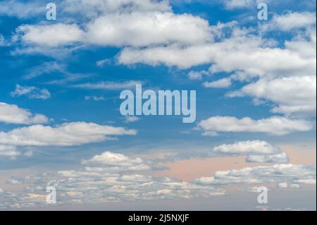 cielo blu con nuvole bianche e cerchietto arancione del cielo del tramonto. sfondo splendido per il tuo design. Bellissimo cielo blu e nuvole sfondo naturale. Foto Stock