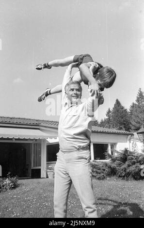 Famiglia Fuchsberger: Joachim Fuchsberger con il figlio Thomas nella loro casa a Grünwald vicino Monaco. [traduzione automatizzata] Foto Stock