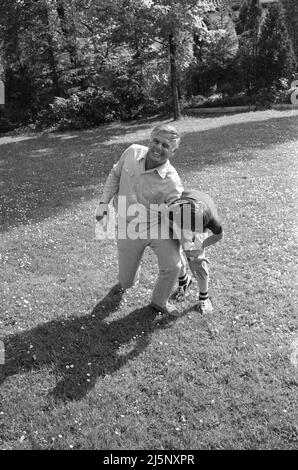 Famiglia Fuchsberger: Joachim Fuchsberger con il figlio Thomas nella loro casa a Grünwald vicino Monaco. [traduzione automatizzata] Foto Stock