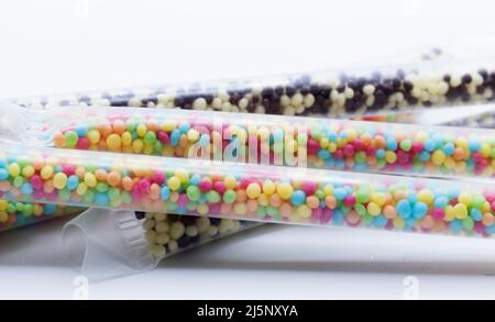 diversi cannucce riempiti di piccole caramelle che conferiscono gusto al latte Foto Stock