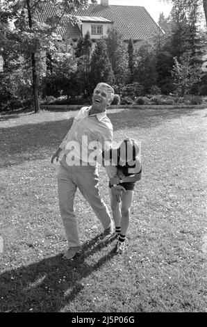 Famiglia Fuchsberger: Joachim Fuchsberger con il figlio Thomas nella loro casa a Grünwald vicino Monaco. [traduzione automatizzata] Foto Stock