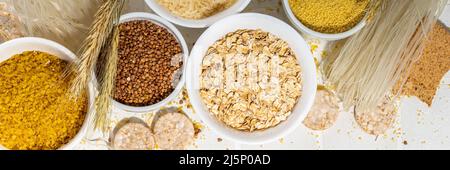 Selezione di cereali interi senza glutine. Serie di cereali diversi senza glutine: Riso, grano saraceno, semole di mais, quinoa, miglio, avena, grano saraceno, bulgu Foto Stock