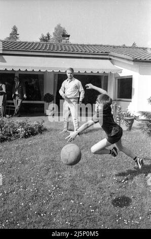 Famiglia Fuchsberger: Joachim Fuchsberger con il figlio Thomas nella loro casa a Grünwald vicino Monaco. [traduzione automatizzata] Foto Stock