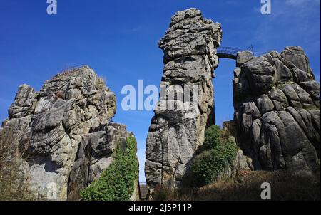 L'Externsteine è una caratteristica formazione di pietra arenaria nella foresta di Teutoburg, vicino a Horn-Bad Meinberg nella Renania settentrionale-Vestfalia. Foto Stock