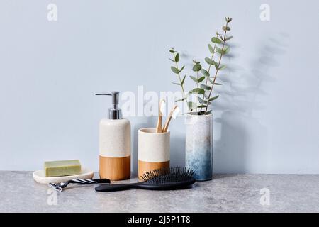 mage di articoli da bagno personali per l'igiene e la bellezza su tavolo in ceramica in bagno Foto Stock