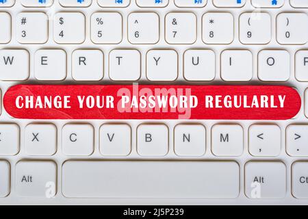 Modificare regolarmente la password su un bastoncino di legno posizionato su un portatile o un notebook Foto Stock